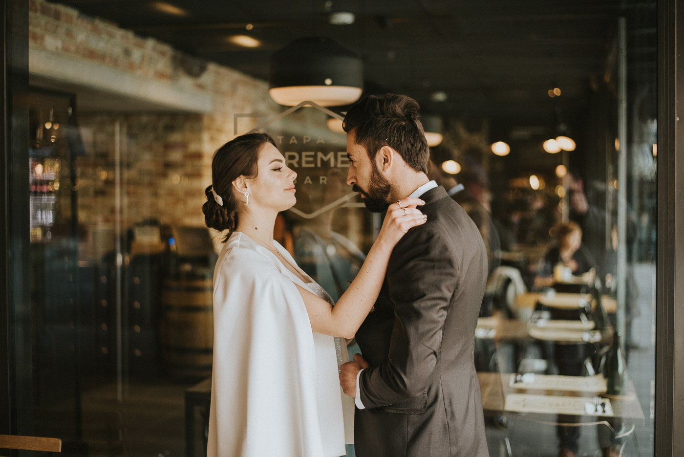 para młoda poczas sesji ślubnej w Warszawie, hala koszyki