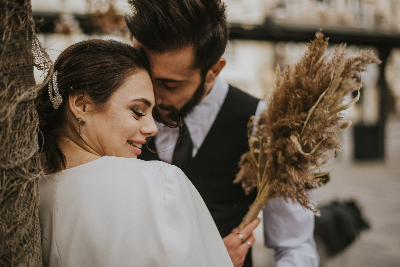 para młoda poczas sesji ślubnej w Warszawie, hala koszyki