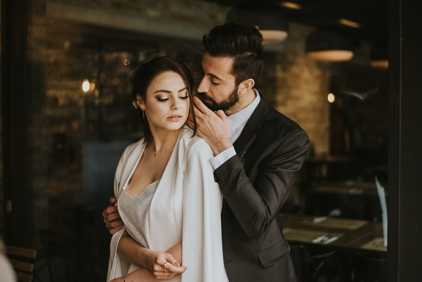 para młoda poczas sesji ślubnej w Warszawie, hala koszyki