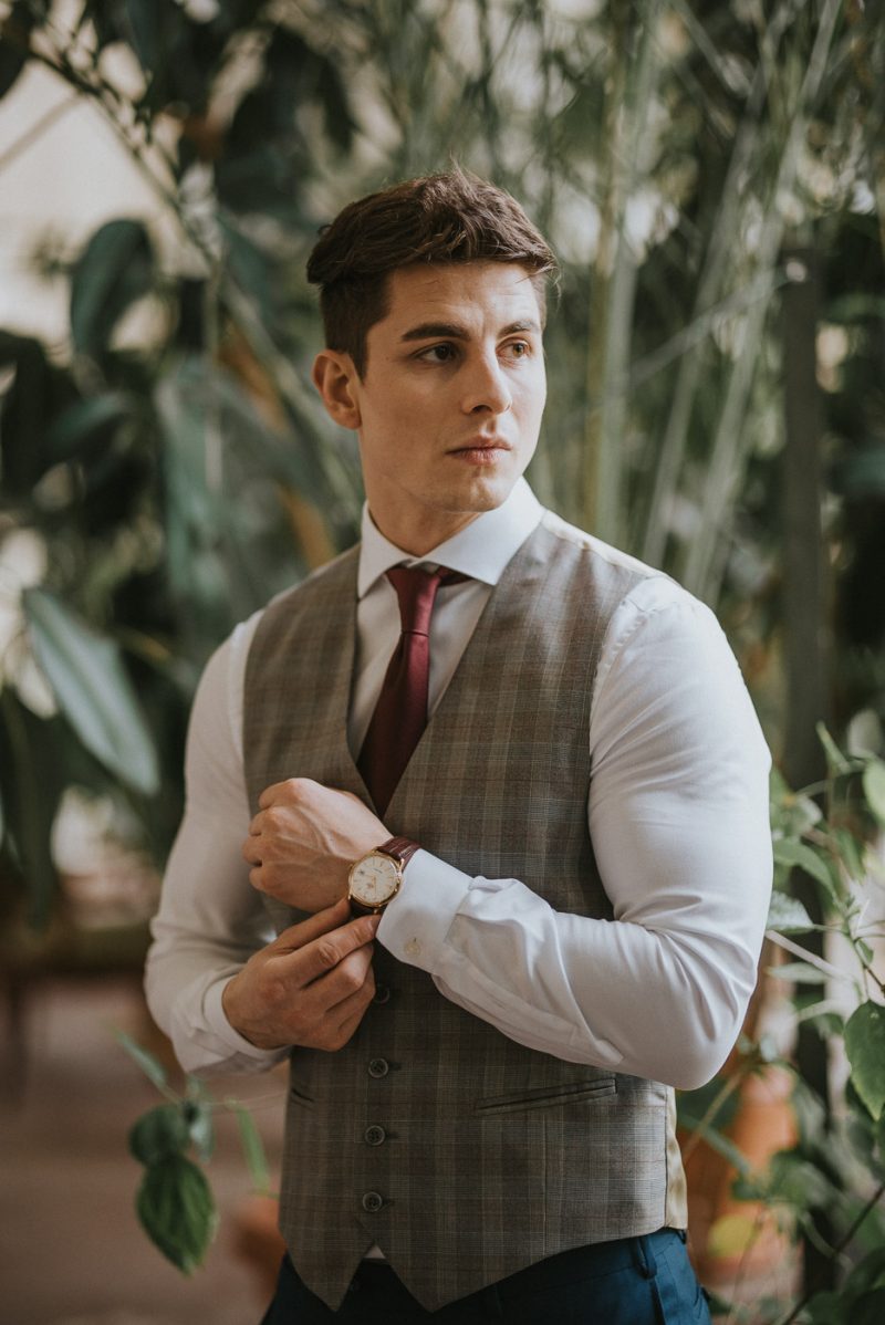 Przystojny Pan Młody w oranżerii