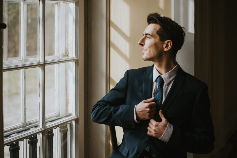 Przystojny Pan Młody w Pałacu w Jabłonnie