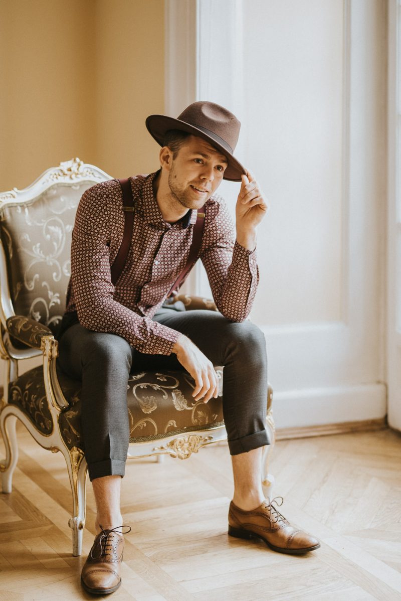 Przystojny Pan Młody w stylu Boho